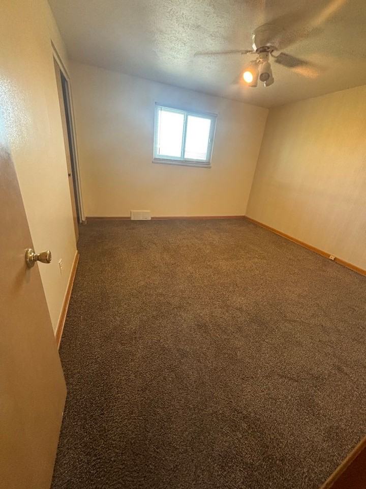 16242 Edgewood Ct - Photo 3 of 5