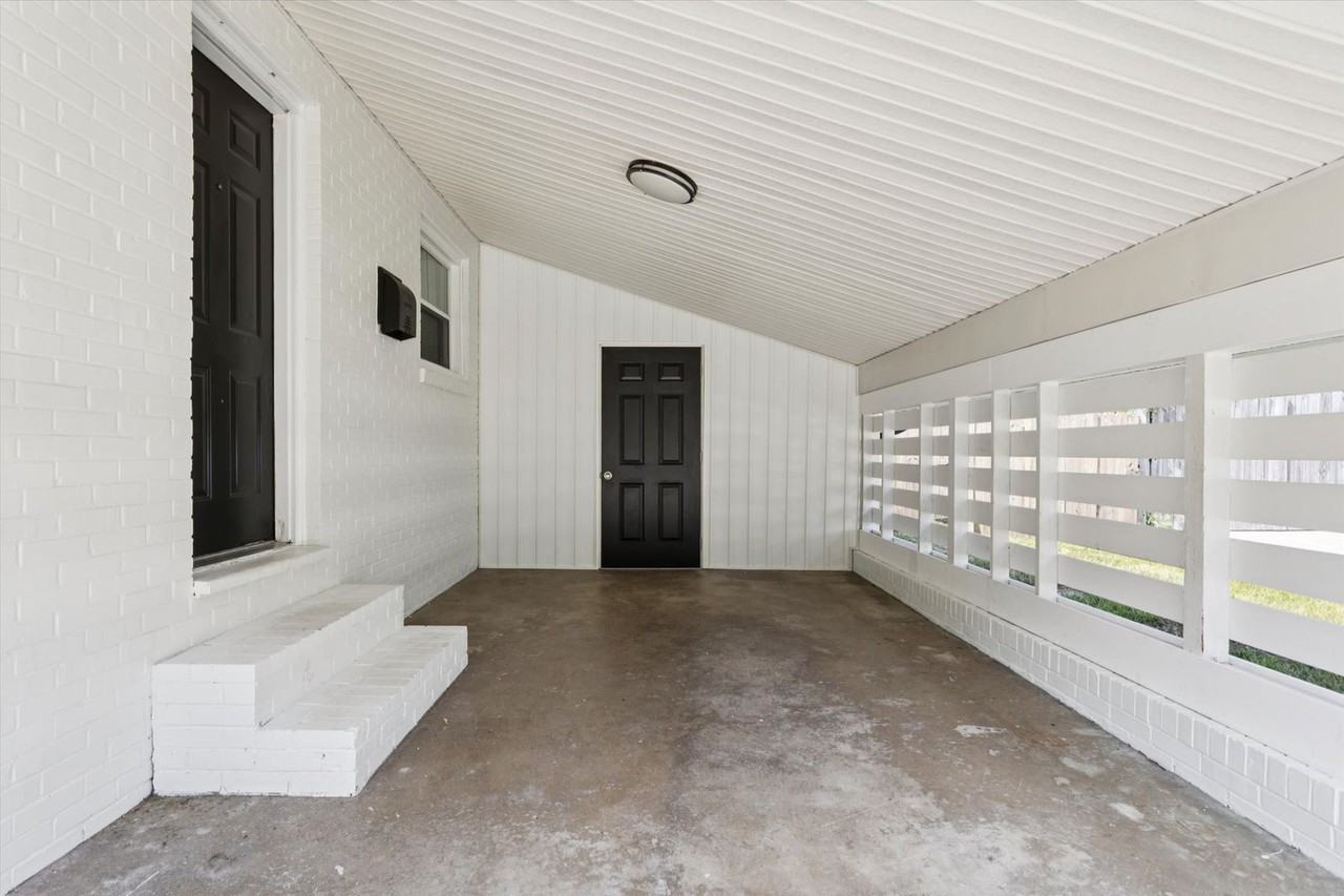 13 Colberts Ln Apt A - Photo 4 of 31