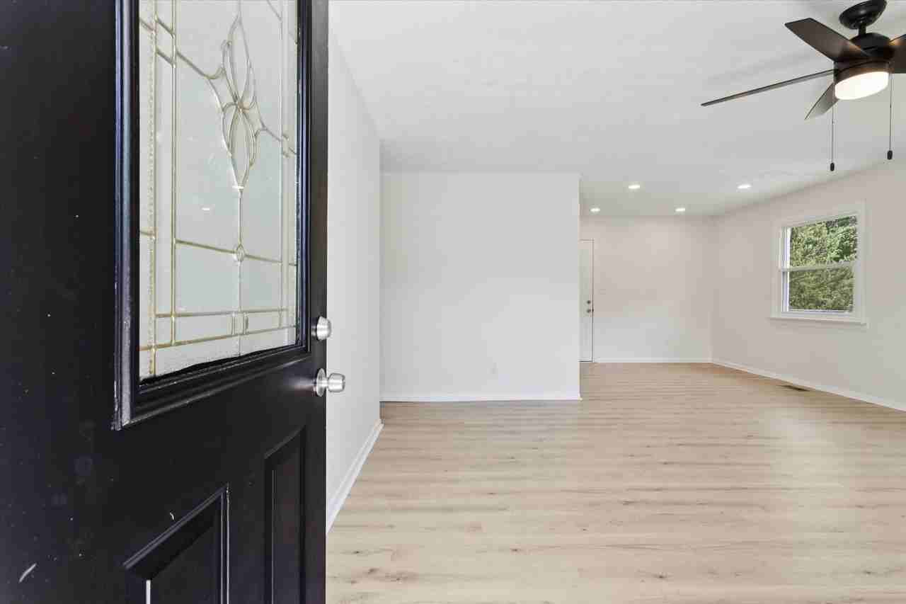 13 Colberts Ln Apt A - Photo 5 of 31