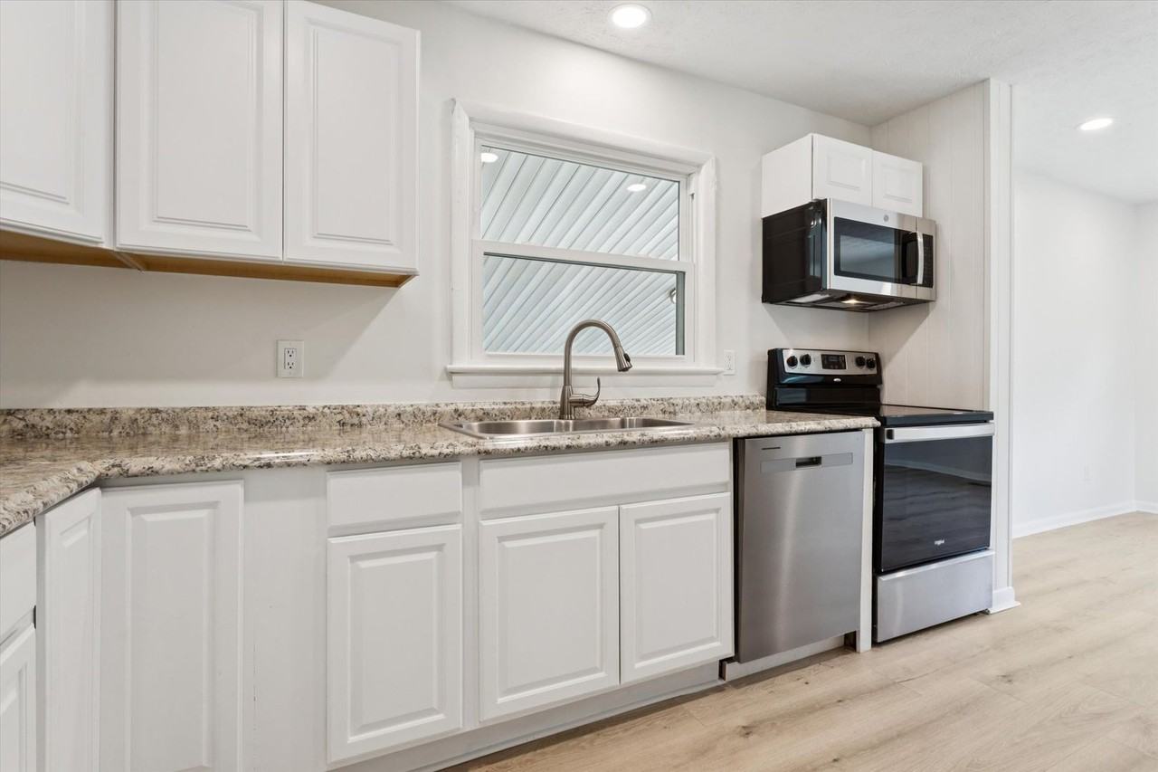 13 Colberts Ln Apt A - Photo 6 of 31