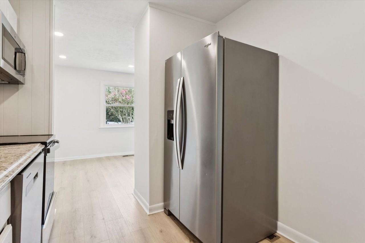 13 Colberts Ln Apt A - Photo 7 of 31