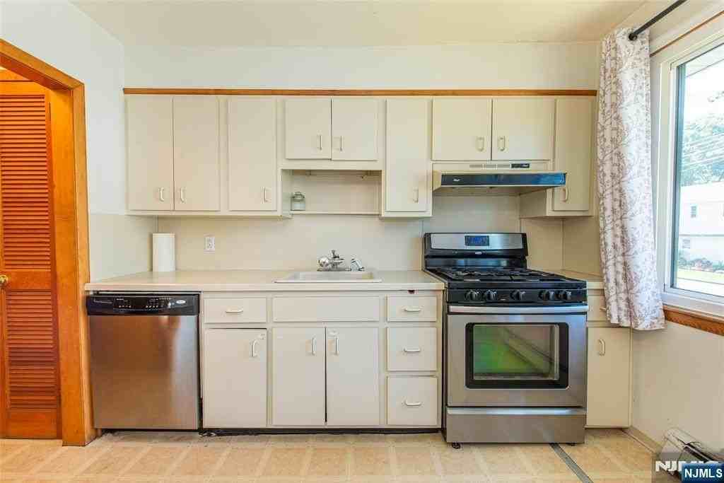 25 Fournier Crescent - Photo 3 of 20