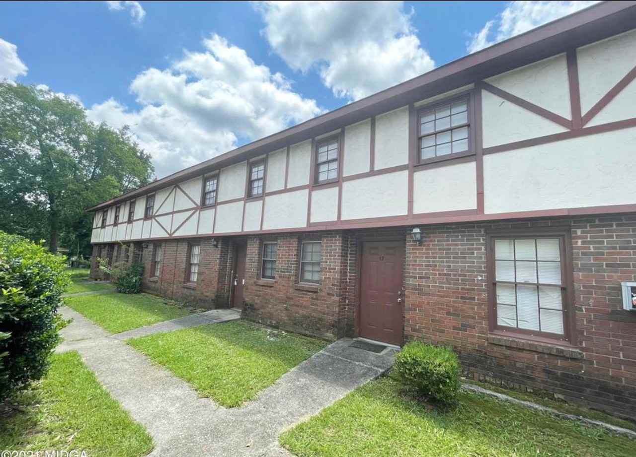 English North Apartments - Photo 4 of 6