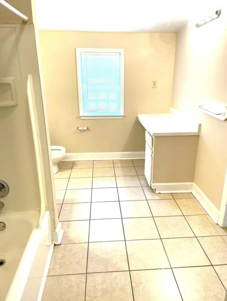 English North Apartments - Photo 5 of 6