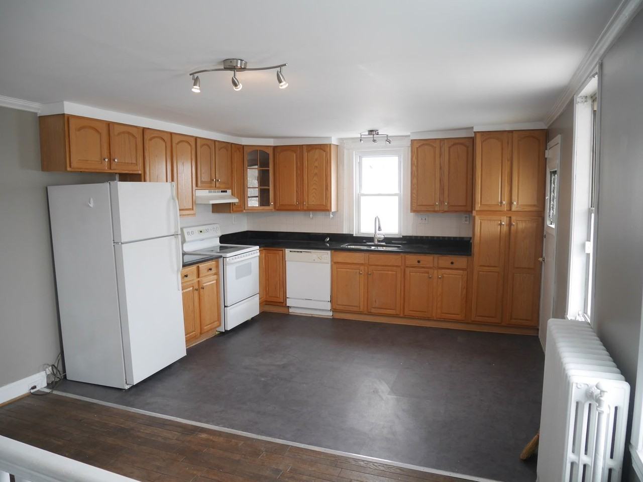 643 S Potomac St - Photo 5 of 16