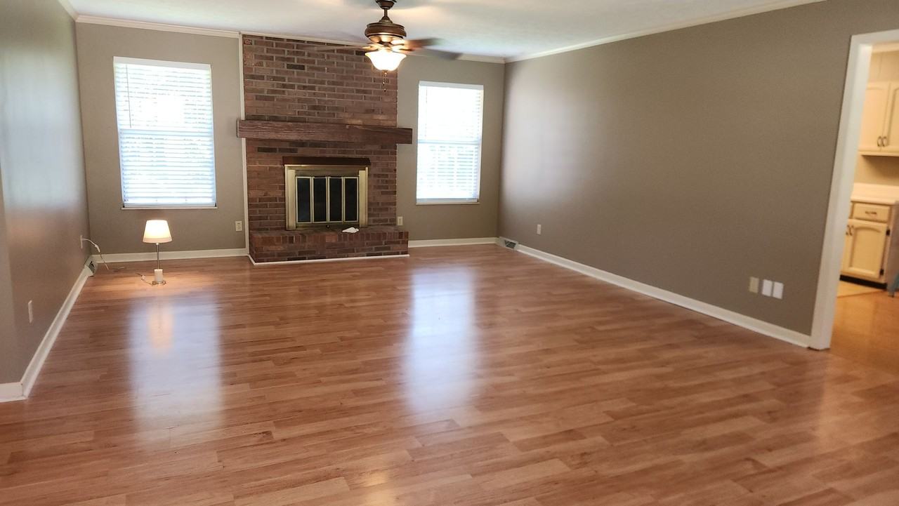 642 Lynn Cir - Photo 3 of 15
