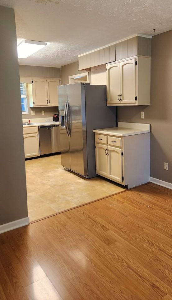 642 Lynn Cir - Photo 5 of 15