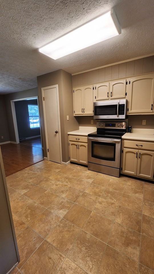 642 Lynn Cir - Photo 6 of 15