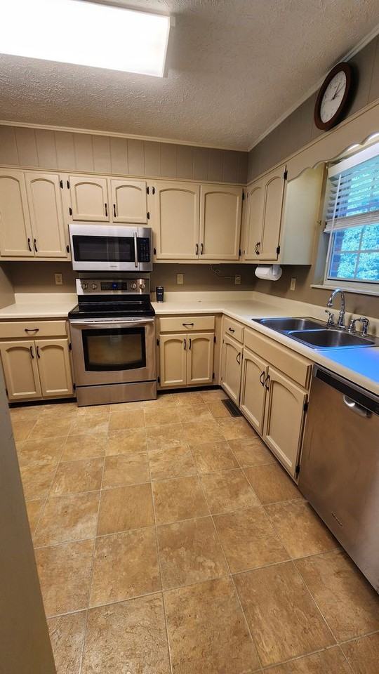 642 Lynn Cir - Photo 7 of 15