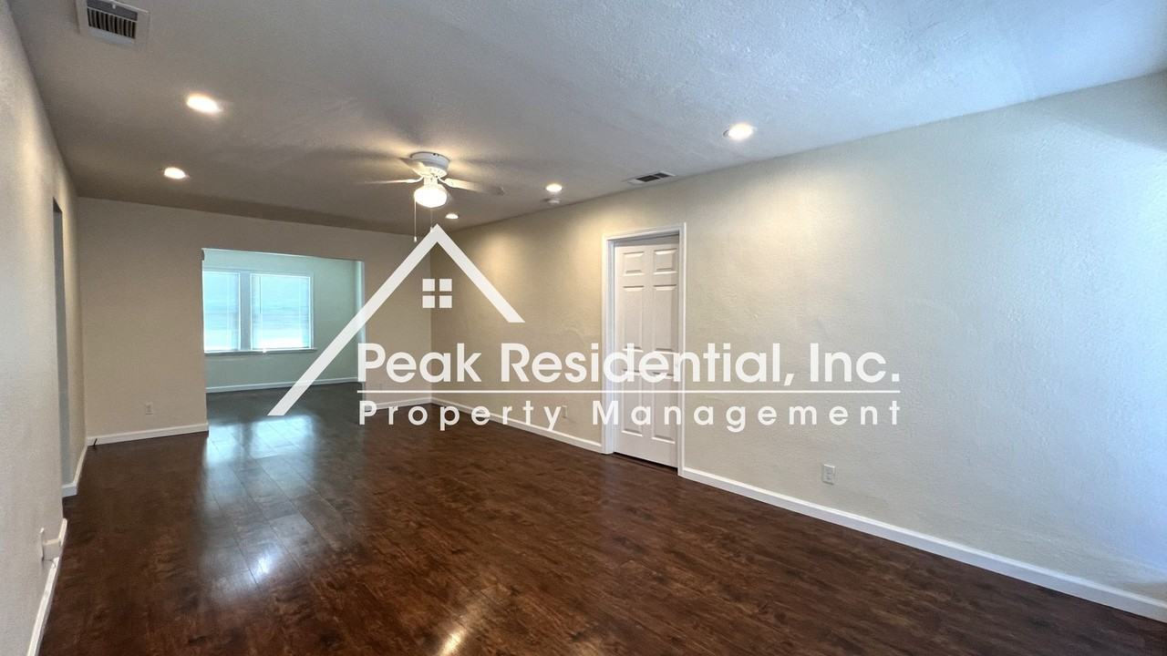 4311 48th St - Photo 4 of 25