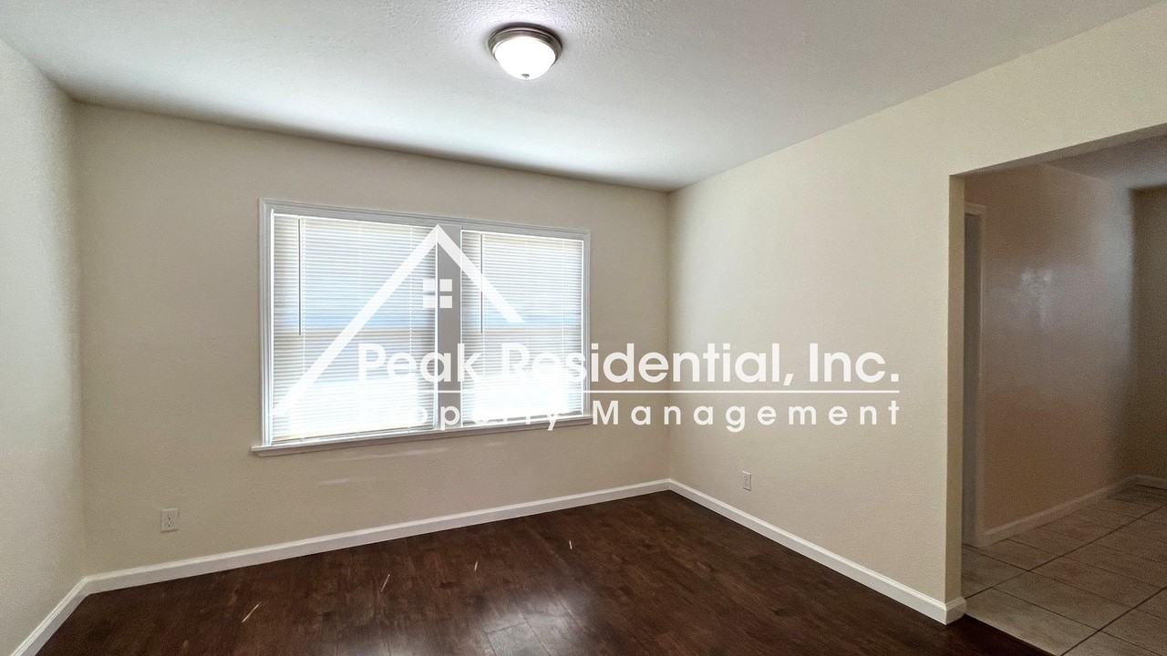 4311 48th St - Photo 6 of 25