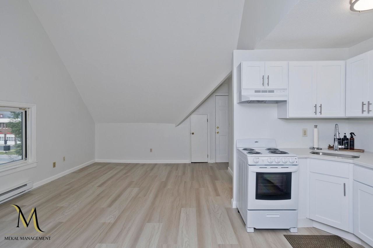 41 Broad St - Photo 3 of 17