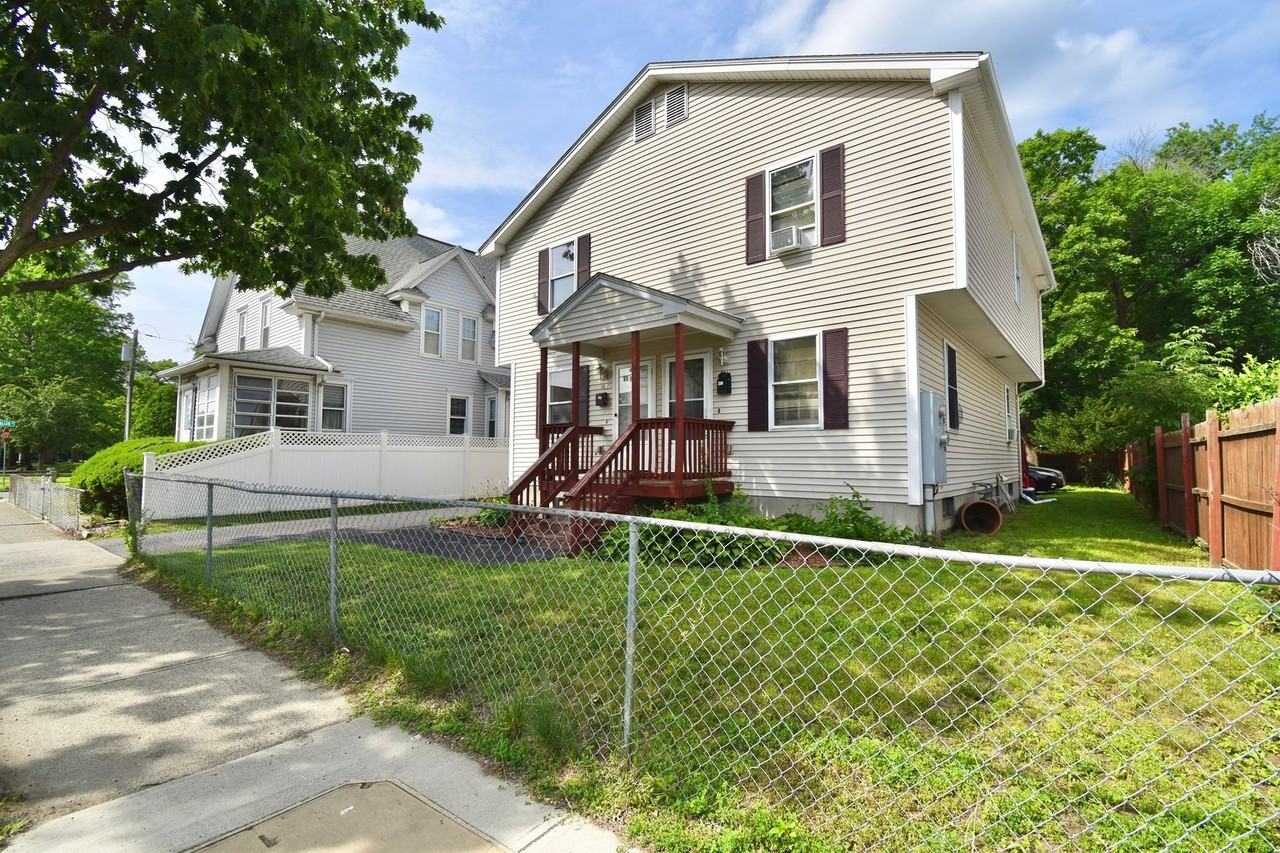 581 Armory St - Photo 3 of 36