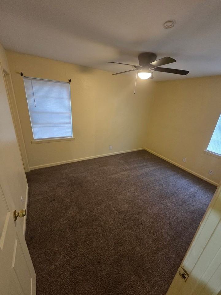 3300 Lake Travis Ave - Photo 7 of 9