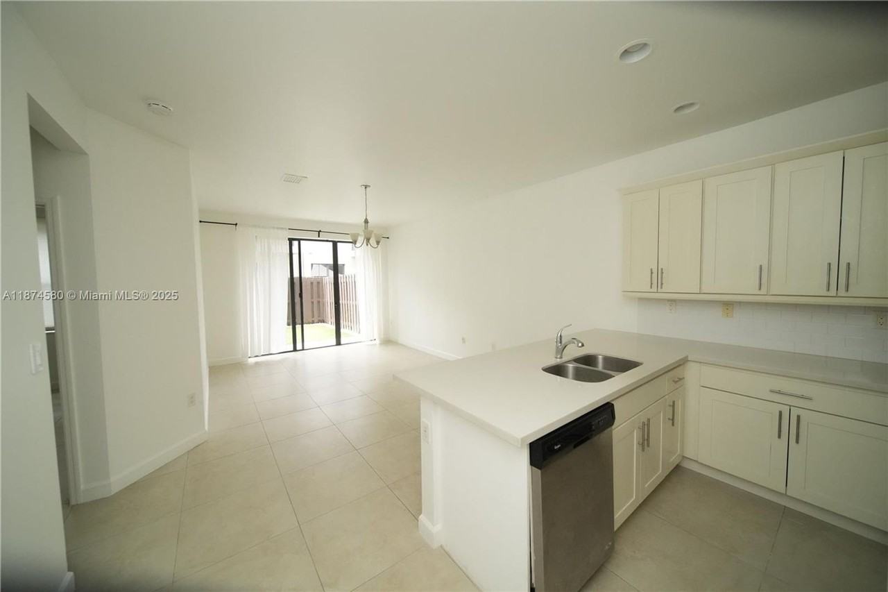 10457 Nw 61st St - Photo 3 of 16