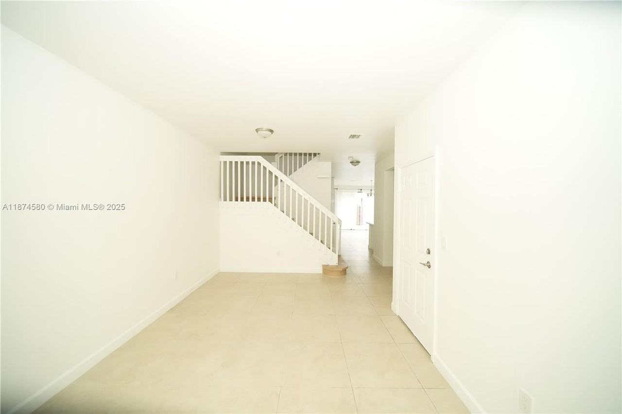 10457 Nw 61st St - Photo 5 of 16