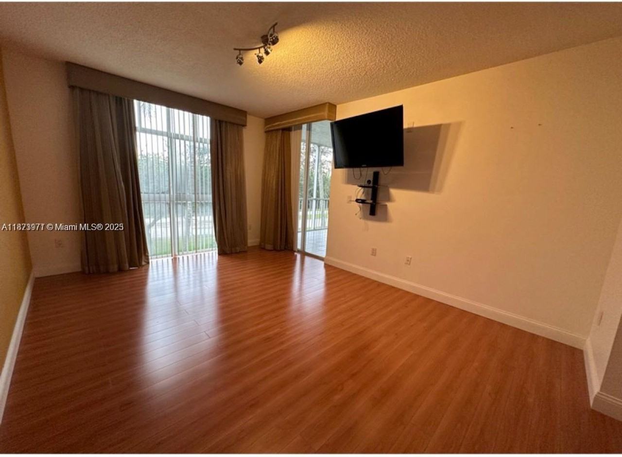 9725 Nw 52nd St - Photo 7 of 18