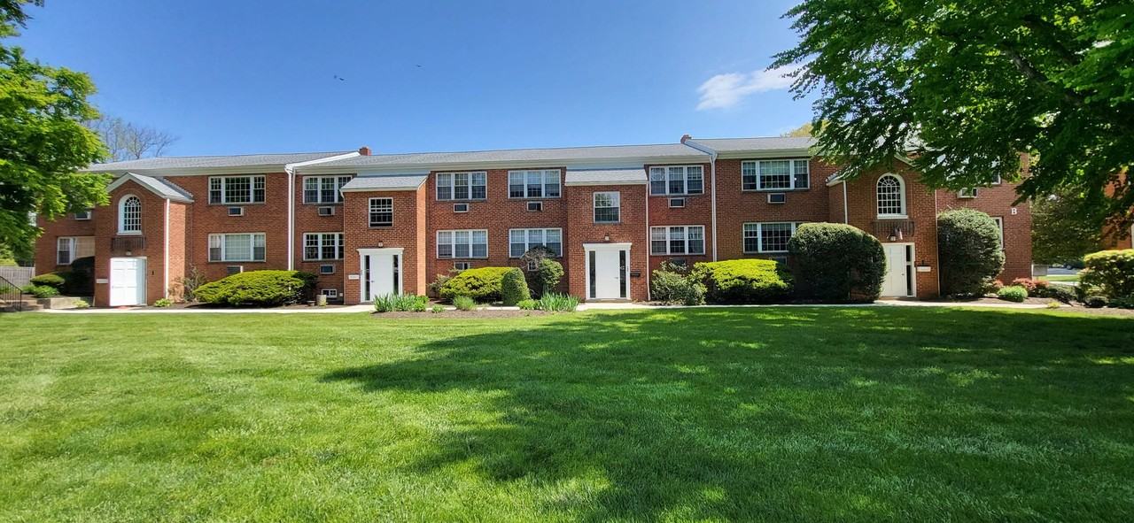 Bradford Hall Apartments - Photo 3 of 4