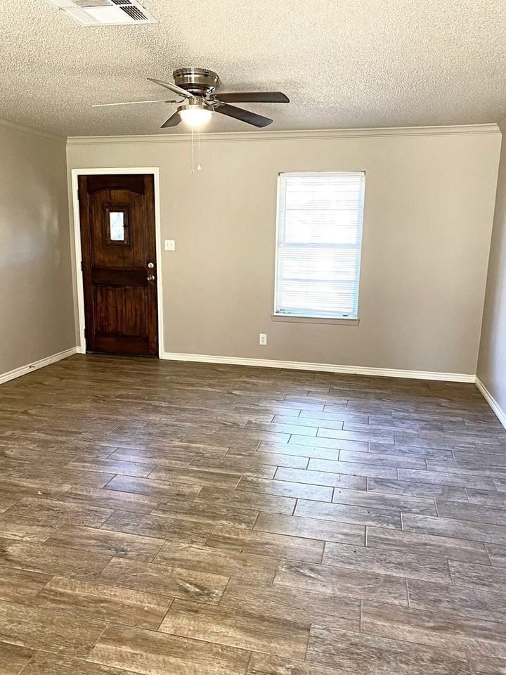 1090 Timberwood St - Photo 2 of 12