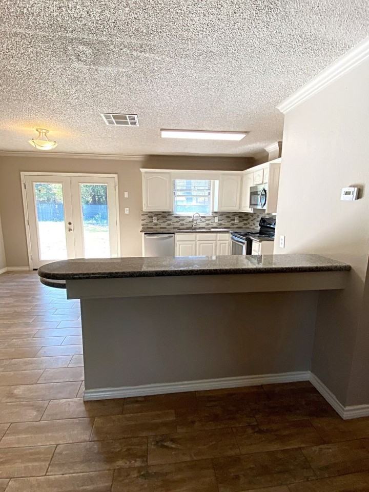 1090 Timberwood St - Photo 3 of 12