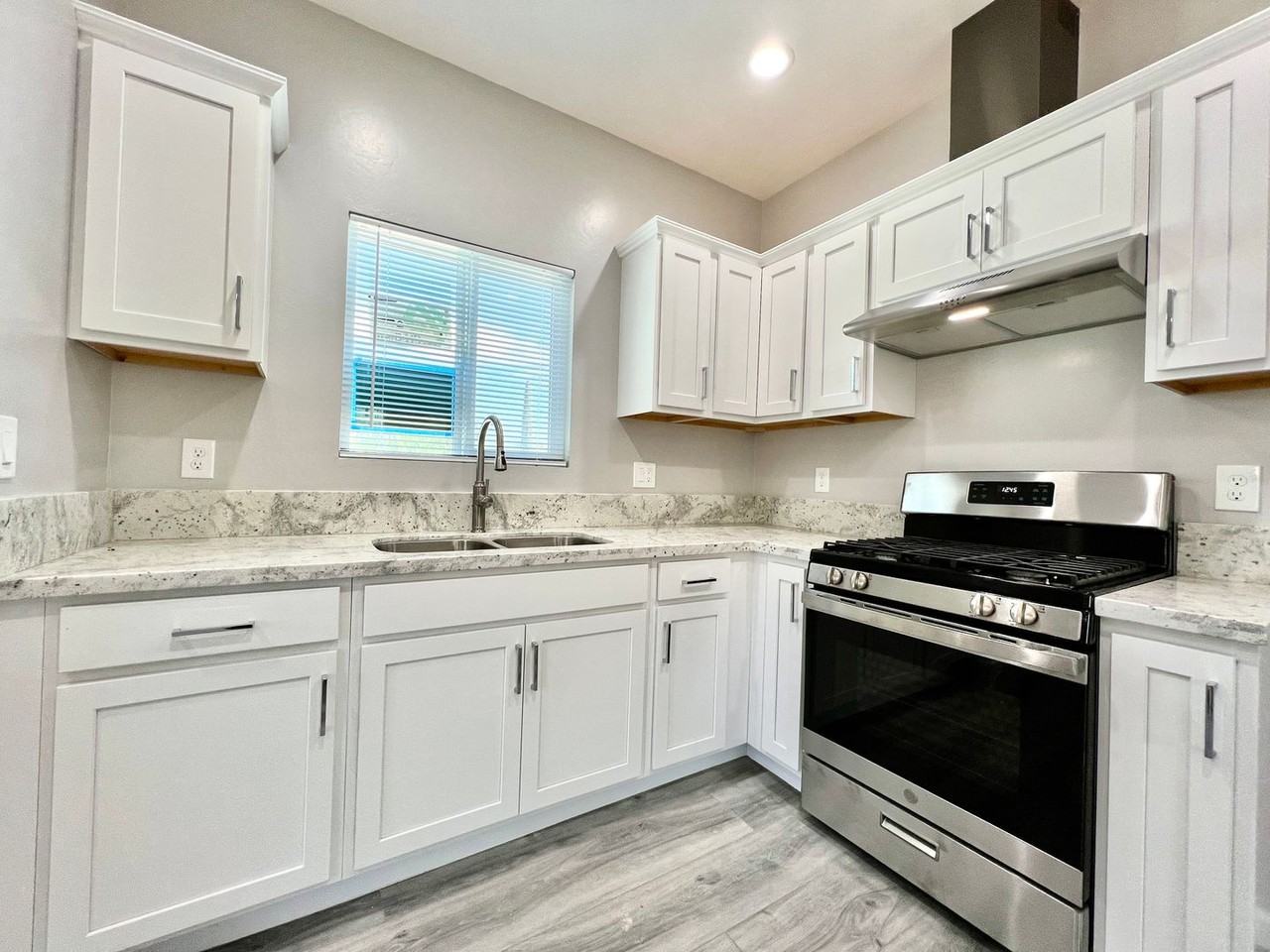 307 Jackson St #B - Photo 3 of 26