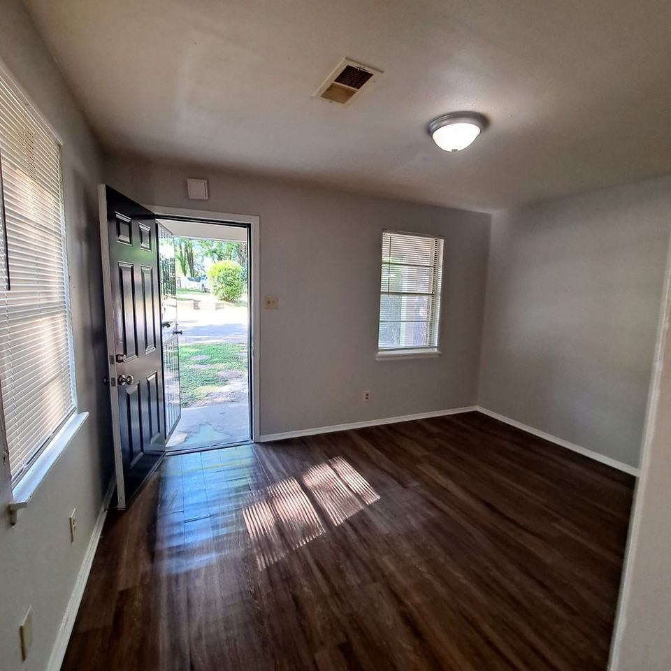 2655 Whitman Ave - Photo 2 of 10