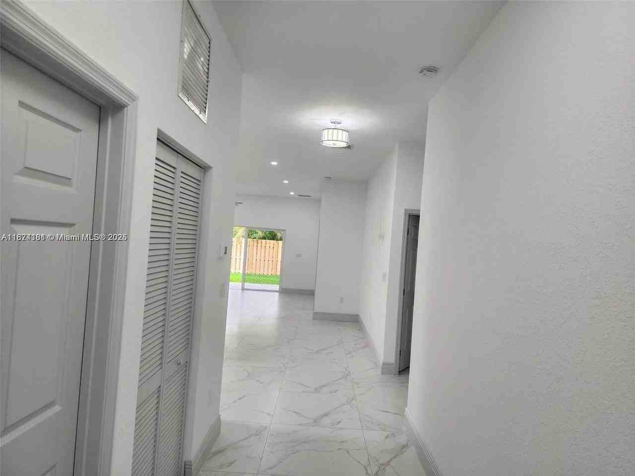 1642 Nw 14th St - Photo 2 of 11