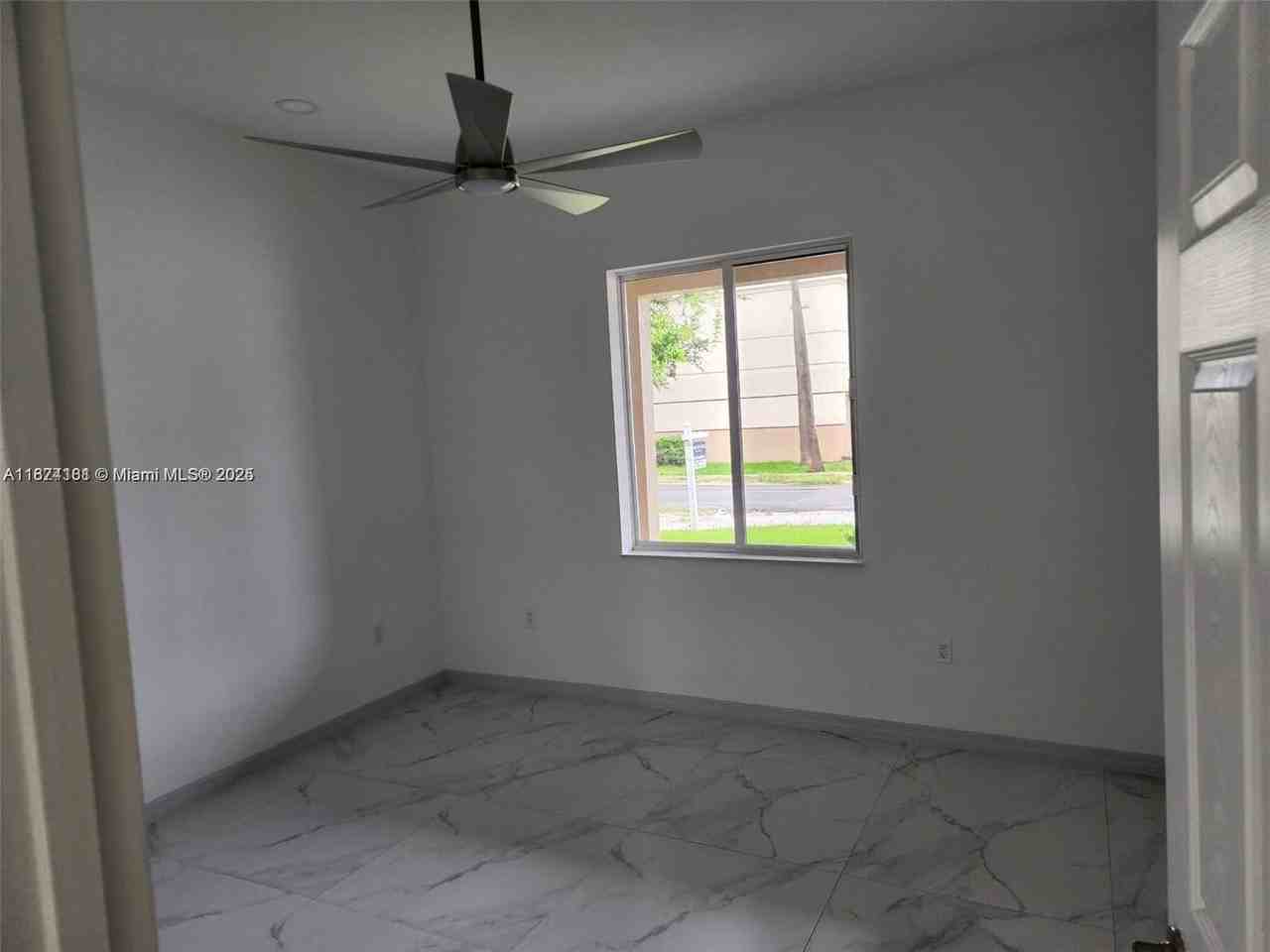 1642 Nw 14th St - Photo 3 of 11