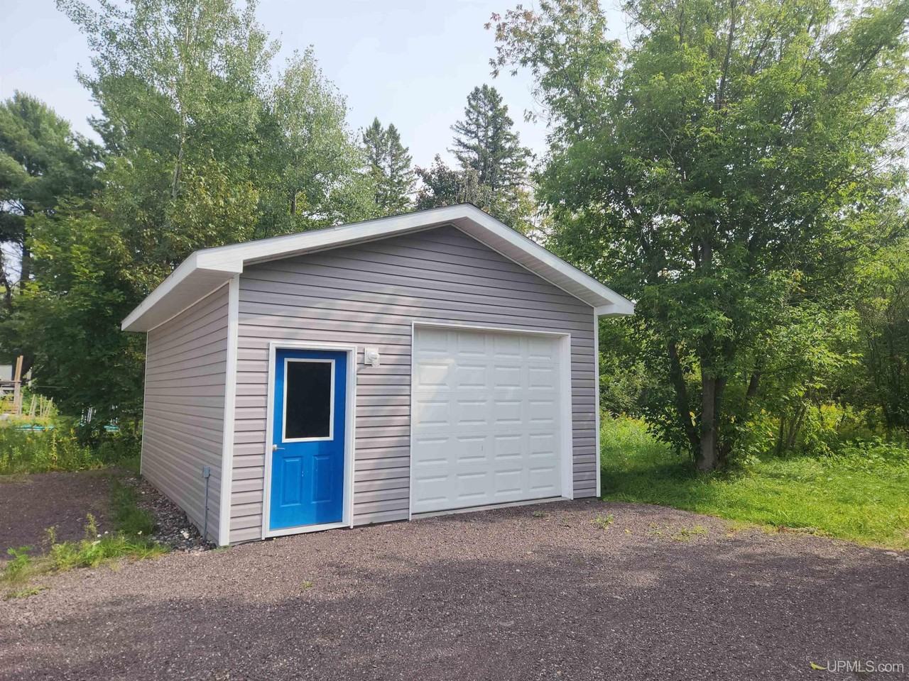 17255 Atlantic Ave - Photo 2 of 26