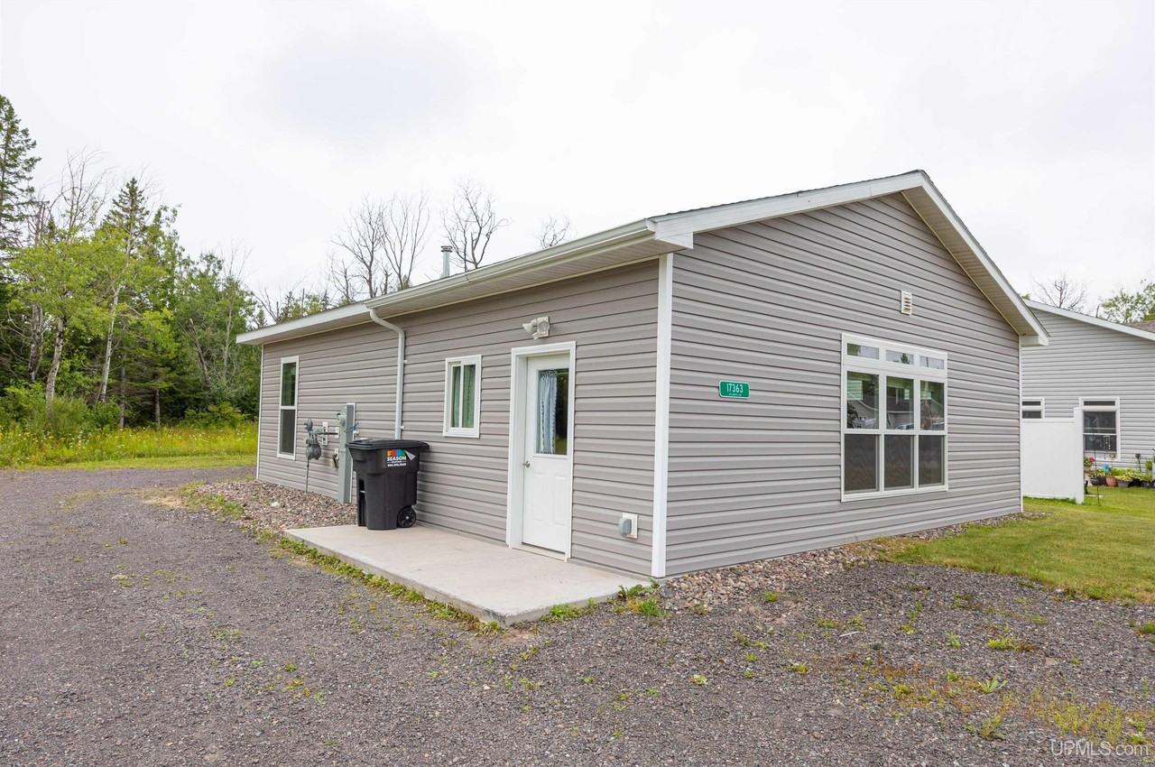 17363 Atlantic Ave - Photo 3 of 33