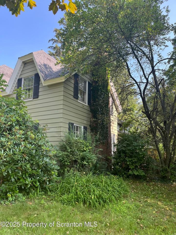 321 Maple St - Photo 4 of 50