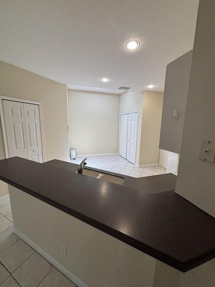 10100 Larkspur Ln - Photo 3 of 31