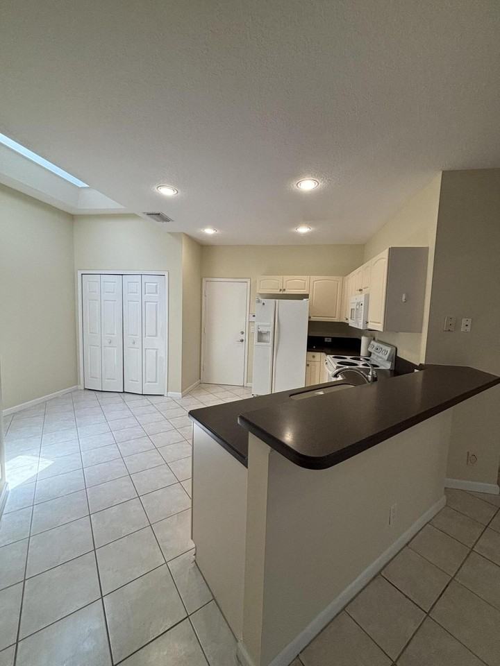 10100 Larkspur Ln - Photo 4 of 31