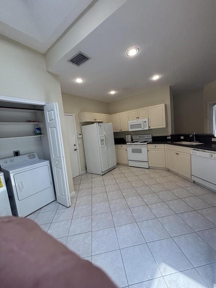 10100 Larkspur Ln - Photo 5 of 31