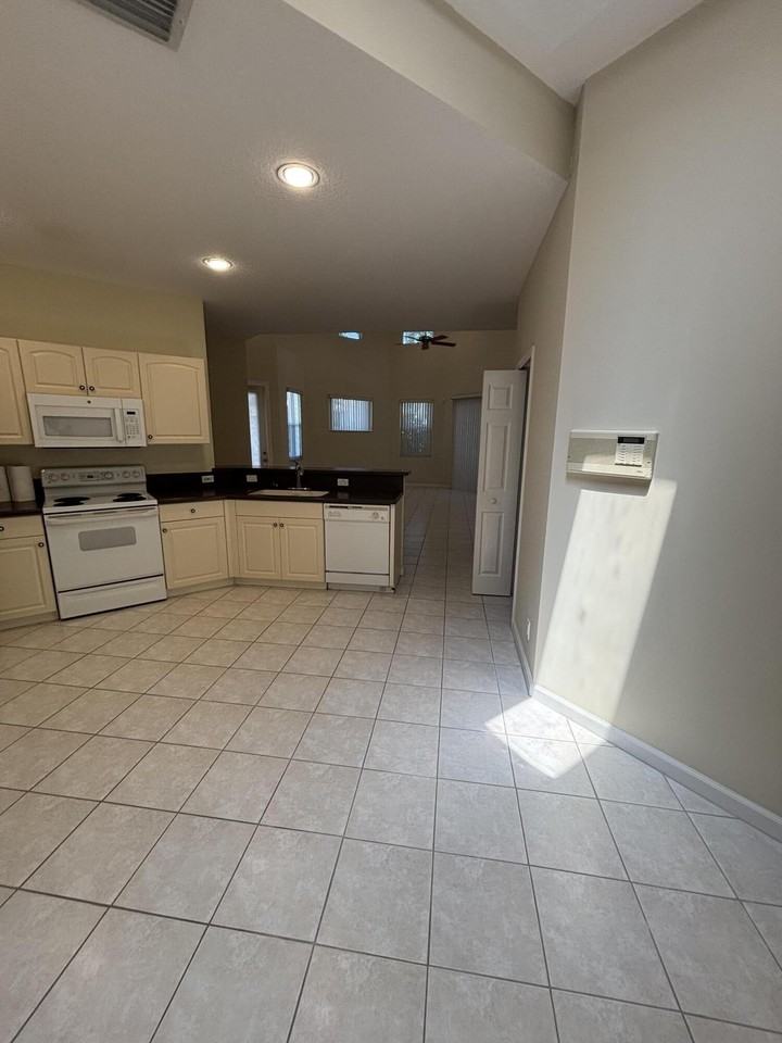 10100 Larkspur Ln - Photo 6 of 31