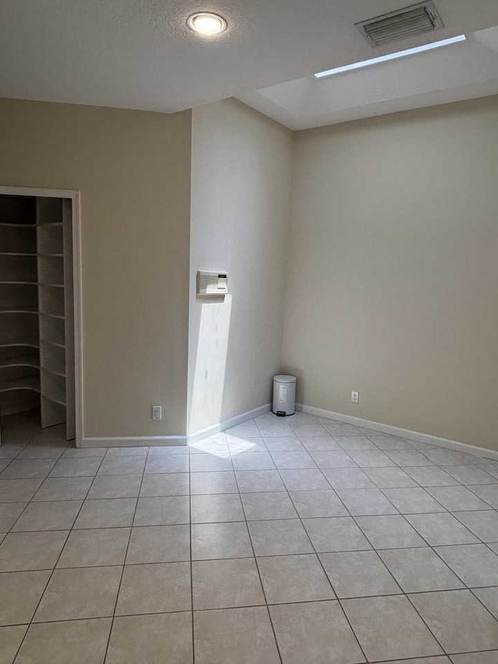 10100 Larkspur Ln - Photo 7 of 31