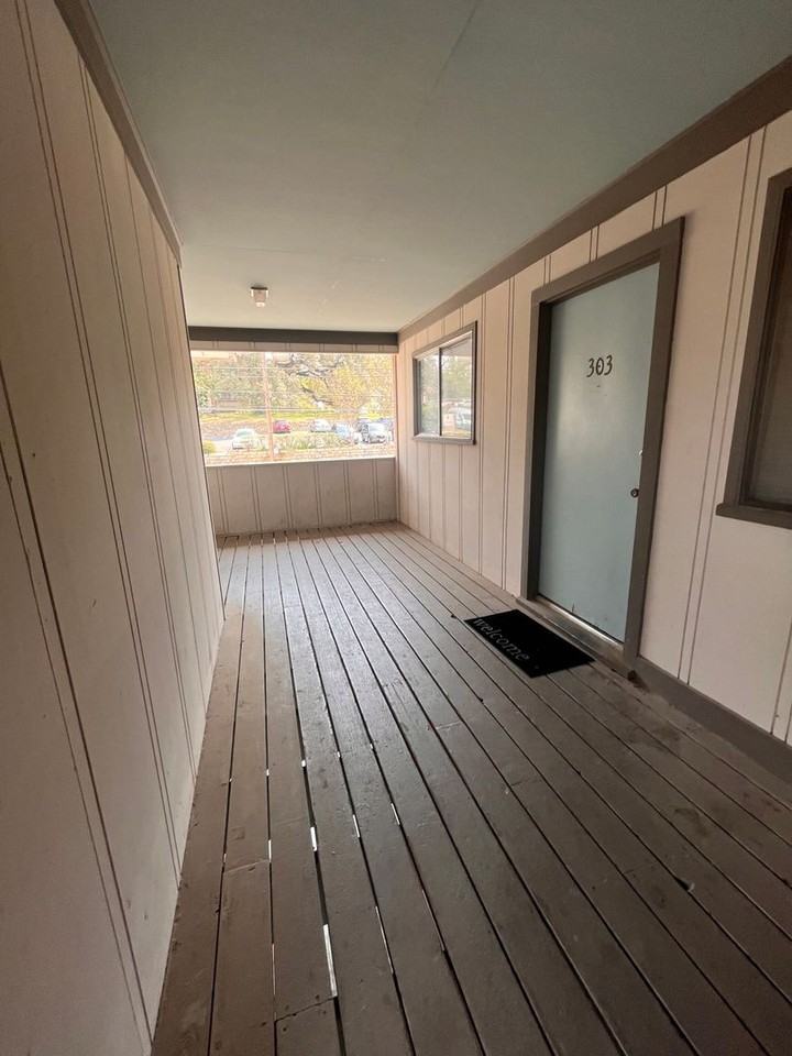 Chateau Duval - Photo 2 of 42