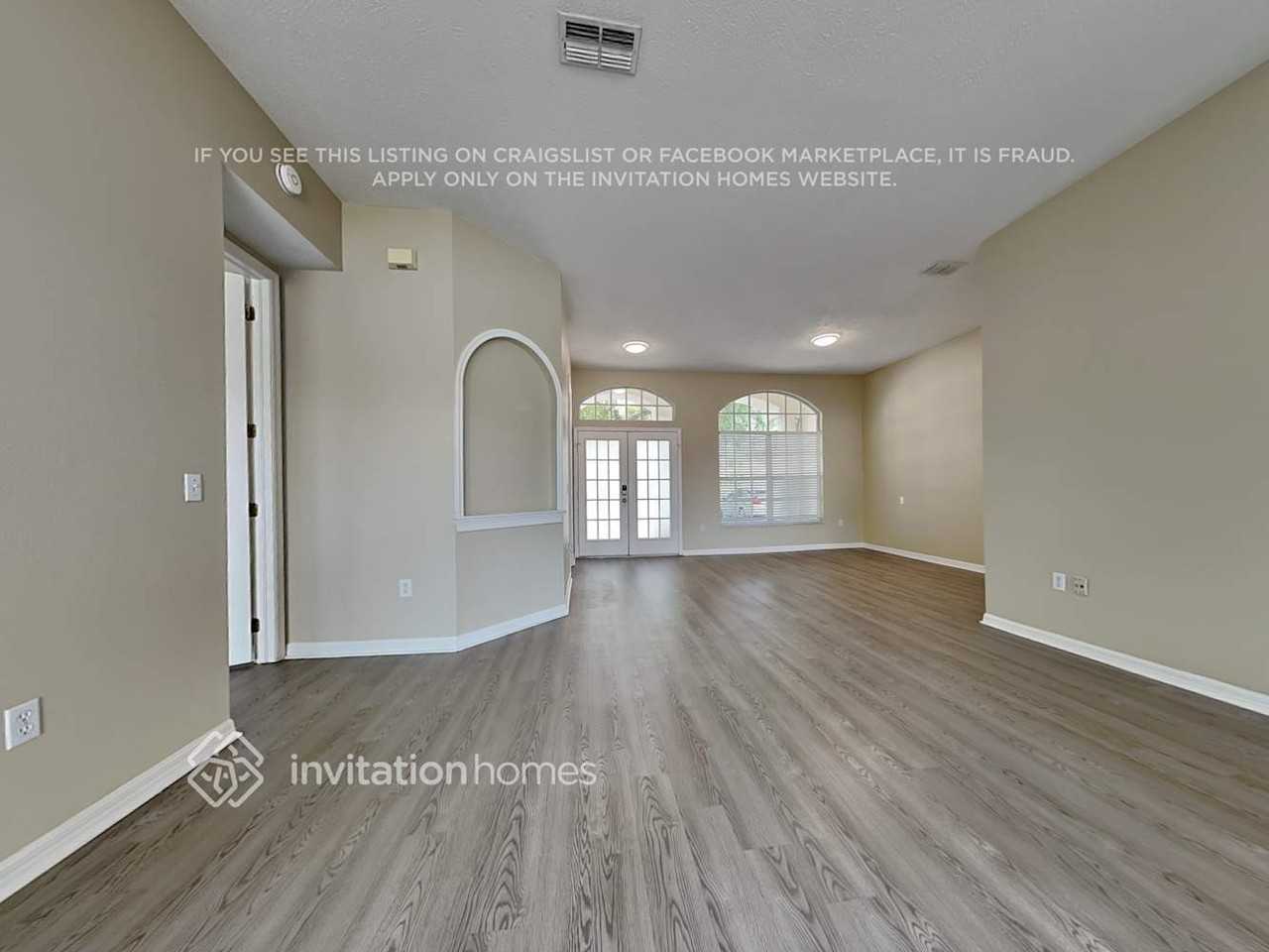 12143 Roseland Dr - Photo 4 of 22