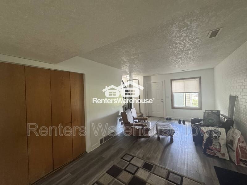 1911 E Creston Ave - Photo 3 of 14