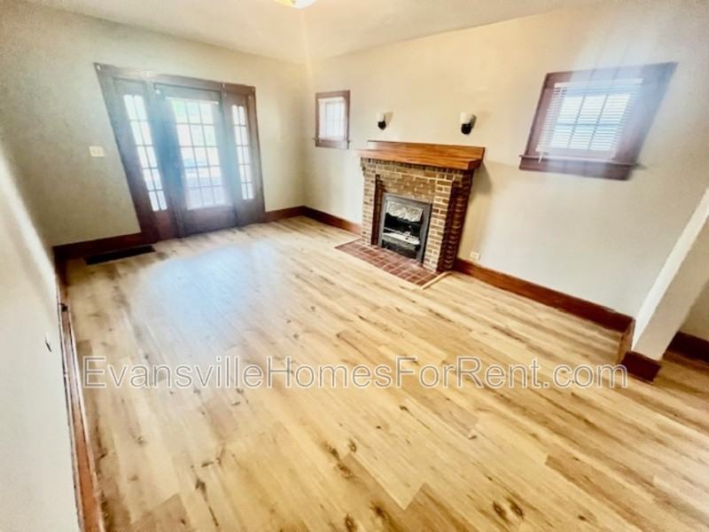 521 E Broadway St - Photo 2 of 8