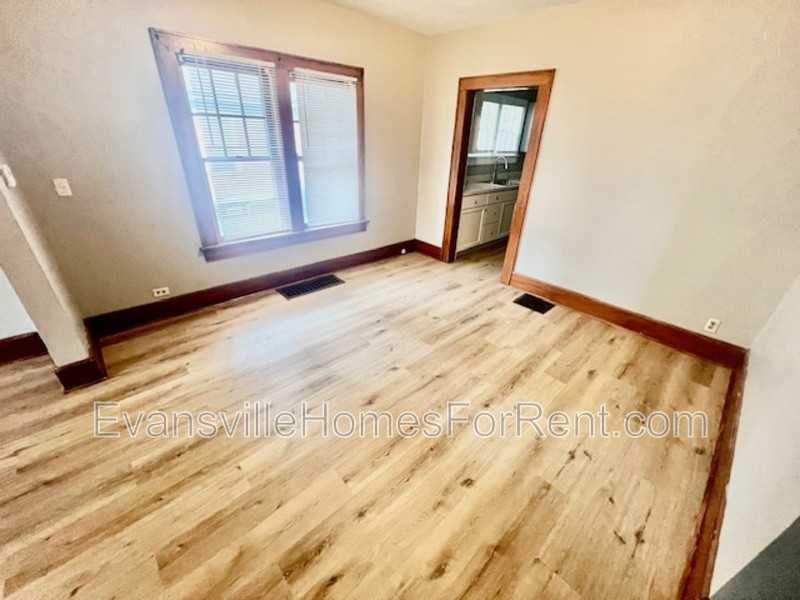 521 E Broadway St - Photo 3 of 8