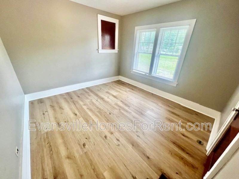 521 E Broadway St - Photo 5 of 8