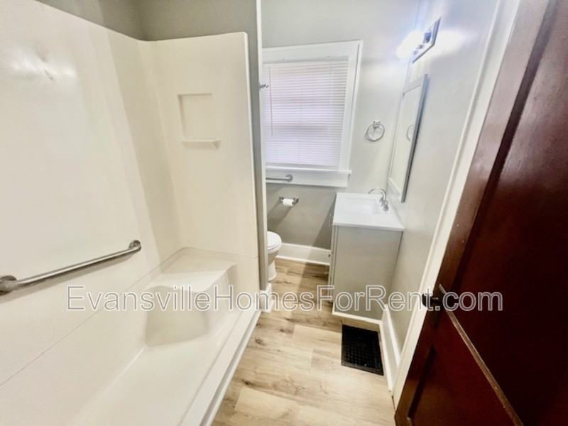 521 E Broadway St - Photo 6 of 8