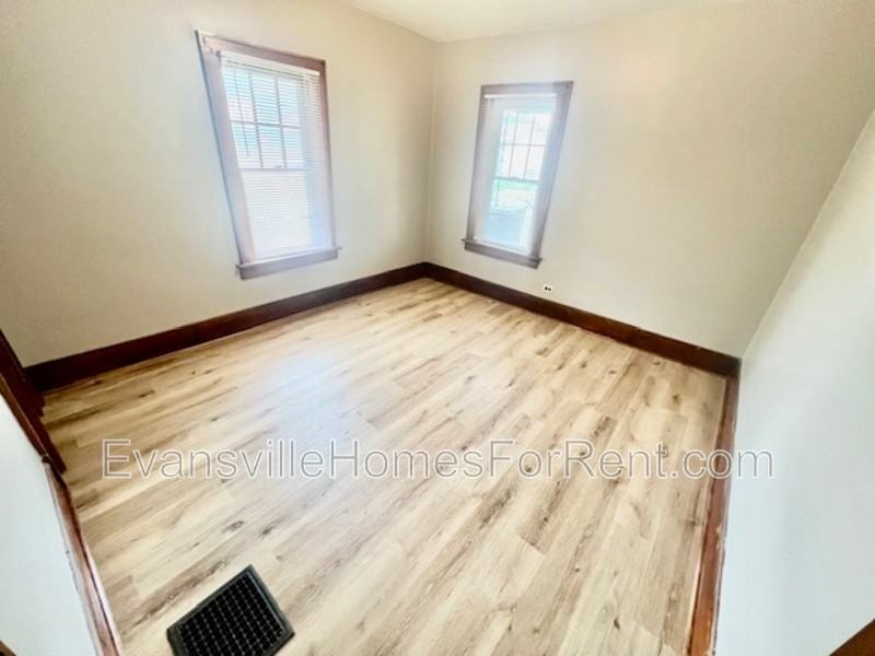 521 E Broadway St - Photo 7 of 8