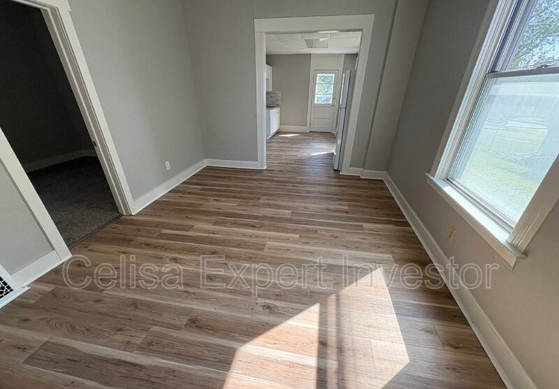 706 Davis St - Photo 3 of 11