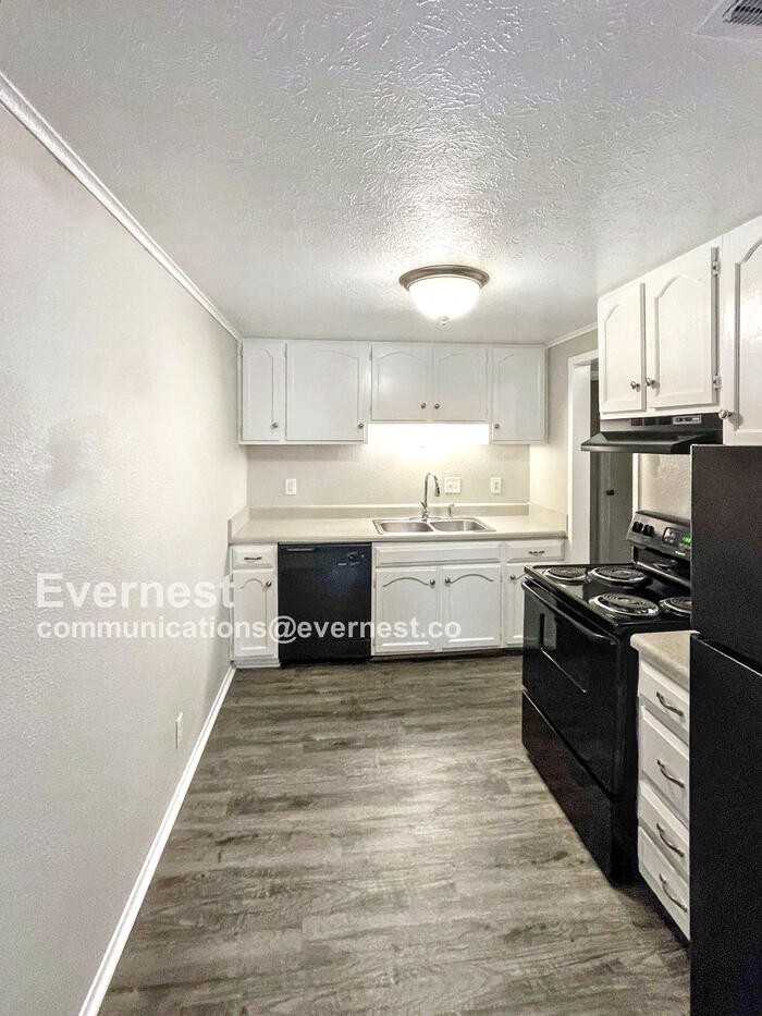 114 Safe Harbor Dr - Photo 2 of 11