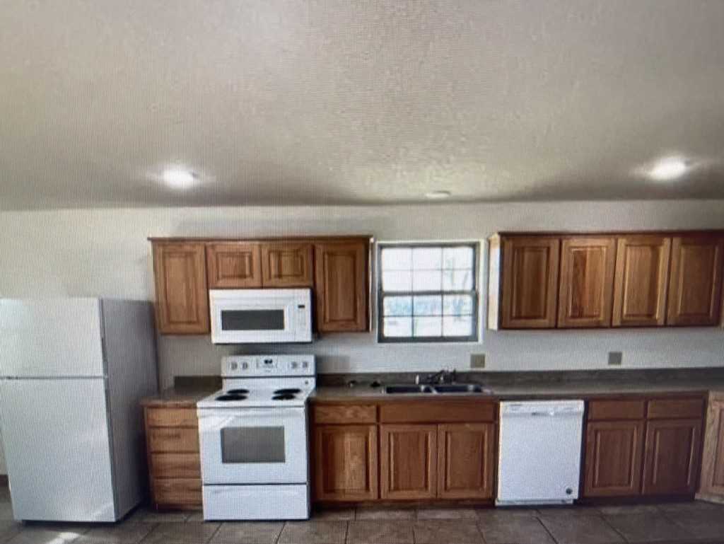 907 E 15th St #NA - Photo 2 of 11