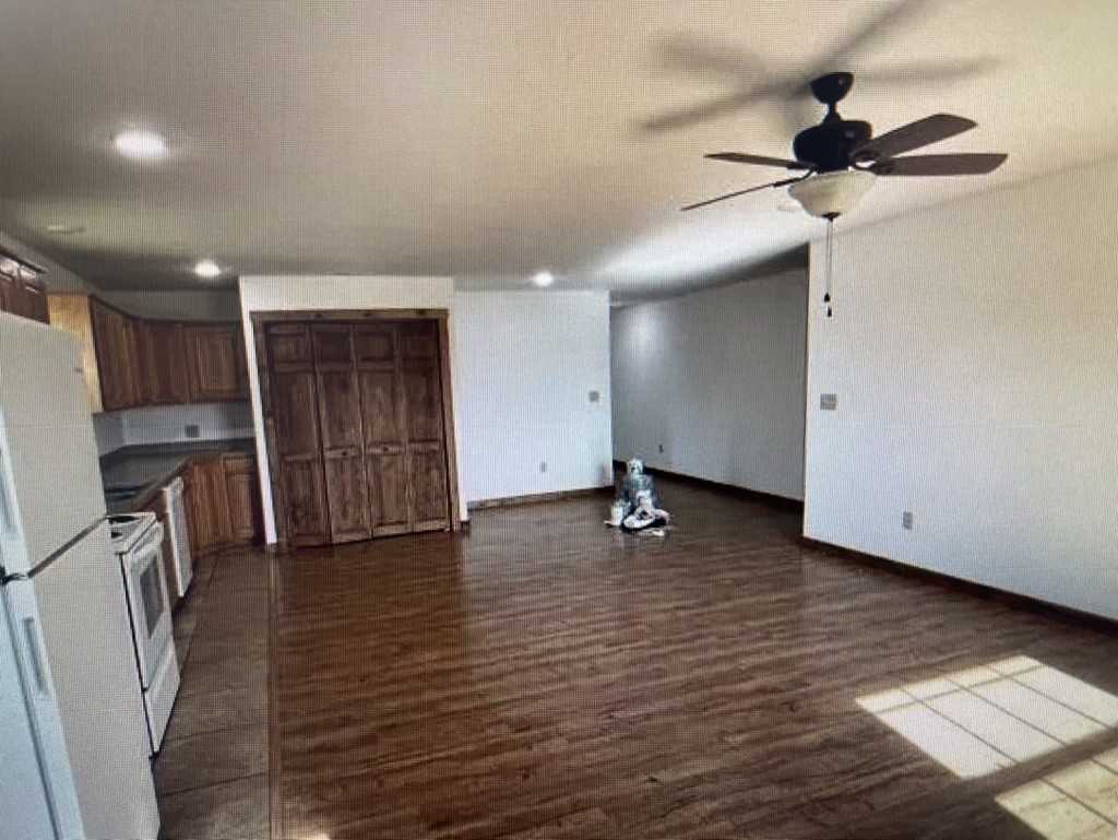 907 E 15th St #NA - Photo 3 of 11