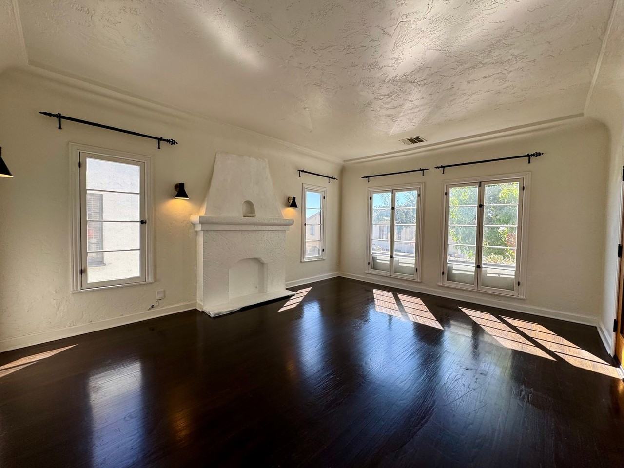 454 1/2 N Stanley Ave - Photo 6 of 18