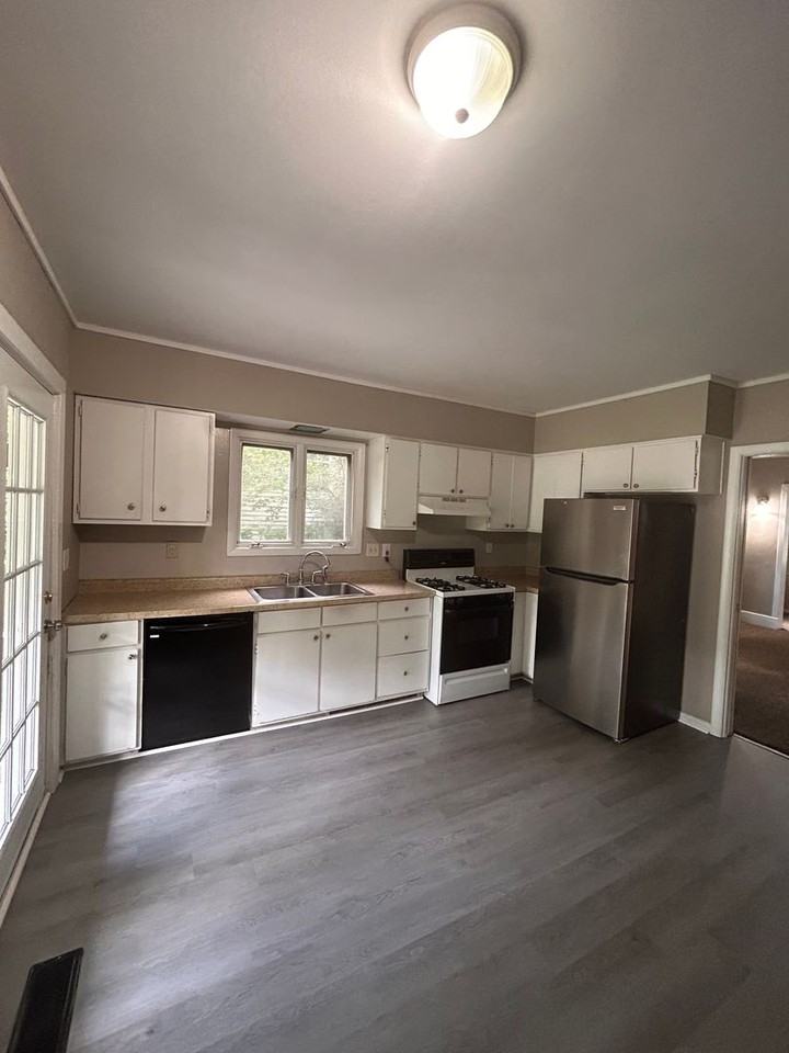 212 Lexington Court - Photo 3 of 9